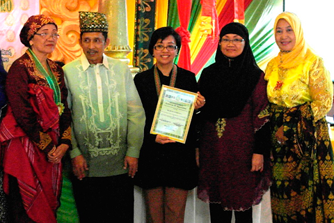 Government of the Philippines (GPH) peace panel chair Professor Miriam Coronel-Ferrer (middle) receives a certificate of appreciation for speaking at a forum on the Framework Agreement on the Bangsamoro (FAB) organized recently by the Maharadjah Tabunaway Descendants Council of the Philippines (MTDCP) in Cotabato City last February. (www.gov.ph)