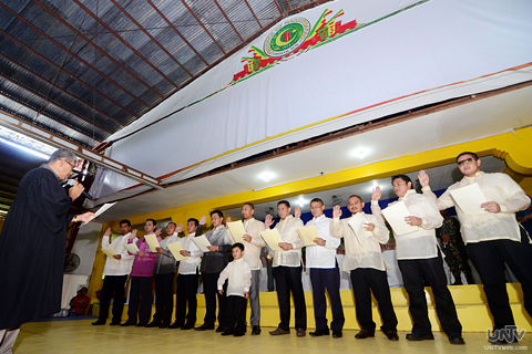Ang simultaneous oath taking ng mga bagong manunukulan sa lokal na pamahalaan ng Maguindanao sa Buluan Gym nitong Linggo, June 30, 2013. (RITCHIE TONGO / Photoville International)