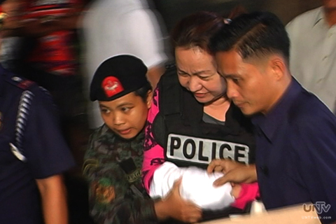 FILE PHOTO: Si pork barrel scam suspect Janet Lim Napoles noong gabing inilipat siya mula Camp Crame patulong Makati City Jail. (UNTV News)