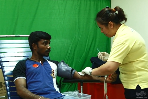 Ang isang Indian na nakiisa rin sa blood donation drive ng Singapore Red Cross (UNTV News)