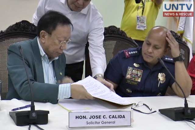Solicitor General Jose Calida (left) and PNP Chief Ronald Dela Rosa (right) during the signing of MOA for free legal assistance for policemen .