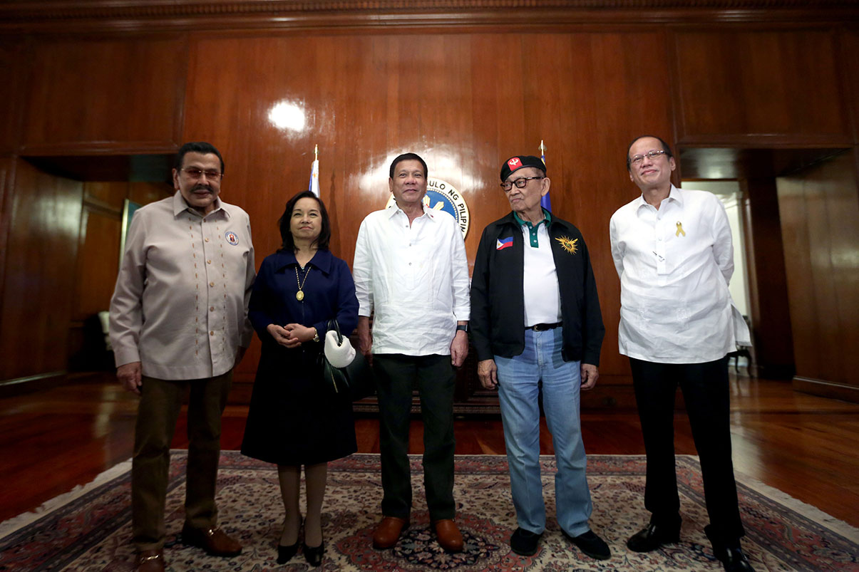 THEN AND NOW. President Rodrigo R. Duterte poses with (from left to right) former president and Manila Mayor Joseph E. Estrada, former President and Pampanga Representative Gloria Macapagal-Arroyo, former President and Special Envoy to China Fidel V. Ramos and former President Benigno S. Aquino III before the start of the National Security Council Meeting at the State Dining Room of the Malacañan Palace on Wednesday, July 27, 2016. ACE MORANDANTE/PPD